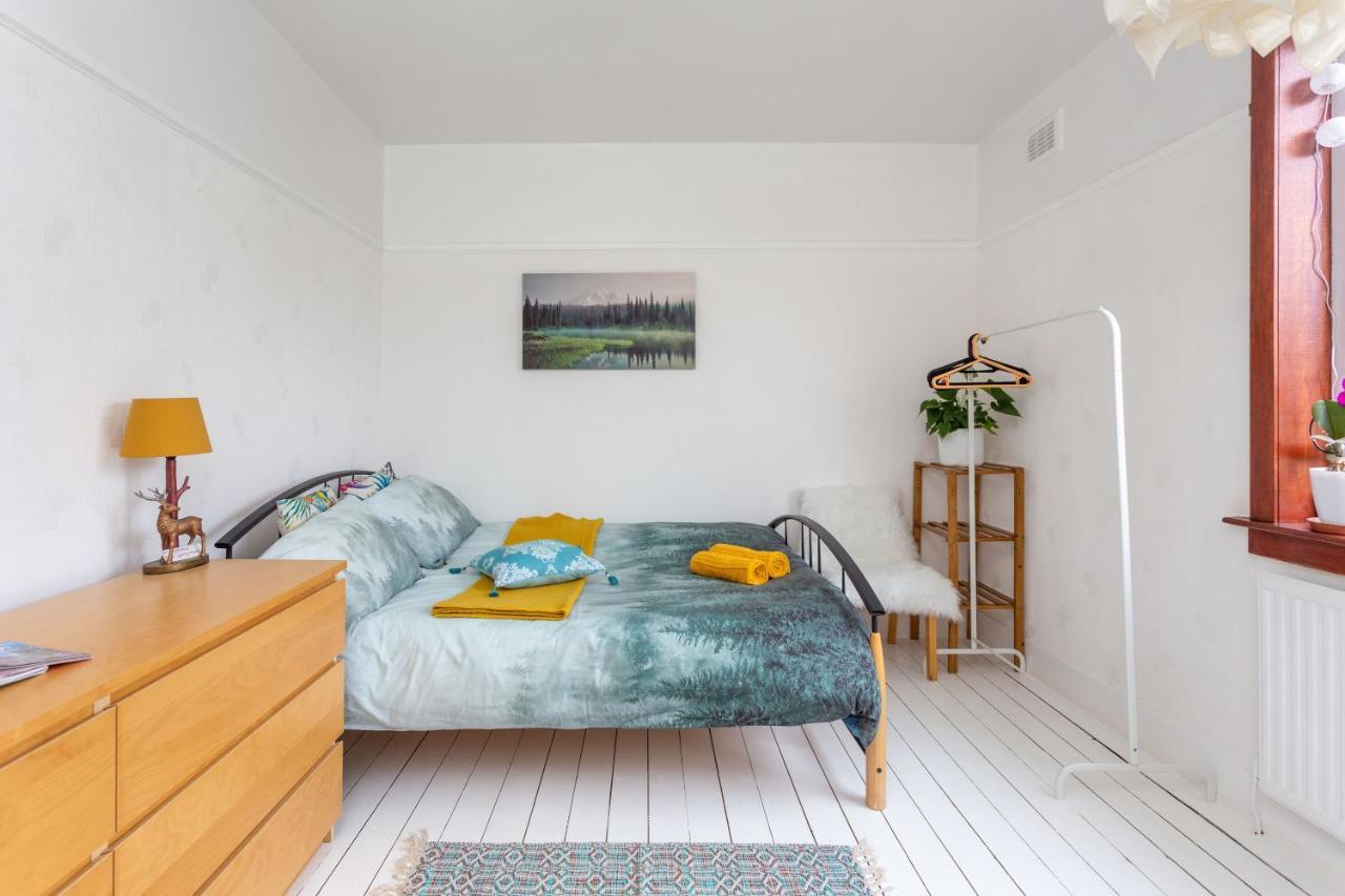 Bright & Spacious Double Room With Garden View- Close To Airport & City Centre Edimburgo Exterior foto